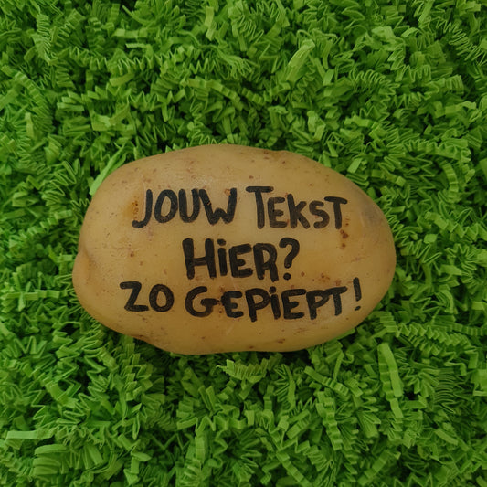 Een aardappel met daarop handgeschreven "jouw tekst hier? Zo gepiept!" in zwarte inkt. in hysterisch groene verpakking.